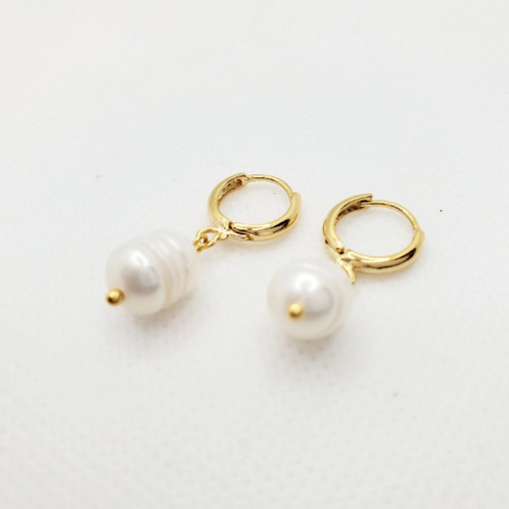 🌹3/$30 NEW Natural Fresh Water White Freeform pearl hoop gold plated earrings
